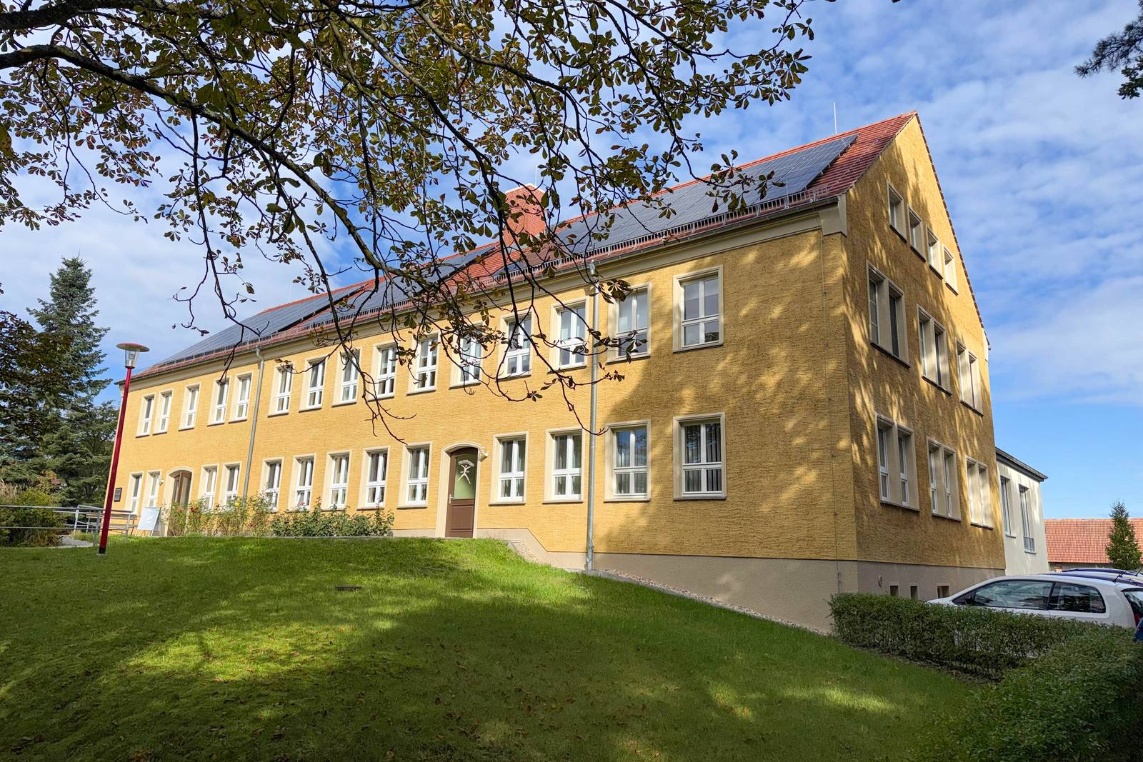 Das Haus der Tagespflege in Dauban von der Wiese aus gesehen